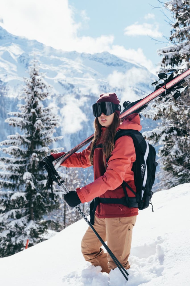 Na co zwracać uwagę kupując strój narciarski?